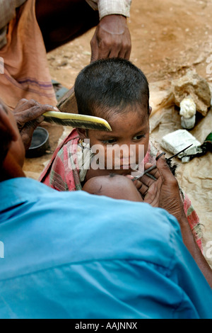 Friseur am Markt bei Bissamcuttack, Chatikona, Orissa, Indien Stockfoto