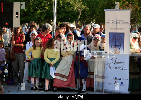 GRIECHENLAND IONISCHE CEPHALLONIA ARGOSTOLI PLATIA VALLIANOU SCHÜLER DURCHFÜHREN TRADITIONELLEN GRIECHISCHEN TANZ AM HAUPTPLATZ Stockfoto