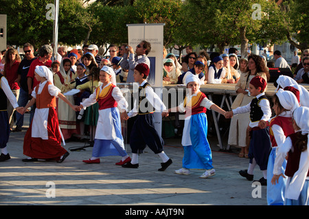 GRIECHENLAND IONISCHE CEPHALLONIA ARGOSTOLI PLATIA VALLIANOU SCHÜLER DURCHFÜHREN TRADITIONELLEN GRIECHISCHEN TANZ AM HAUPTPLATZ Stockfoto