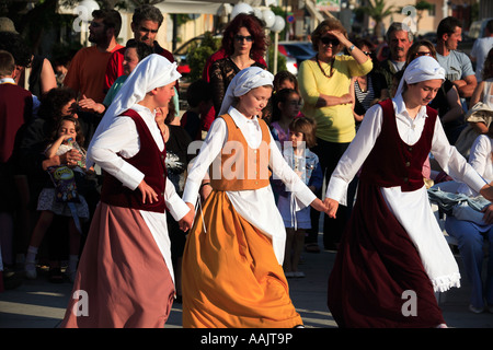 GRIECHENLAND IONISCHE CEPHALLONIA ARGOSTOLI PLATIA VALLIANOU SCHÜLER DURCHFÜHREN TRADITIONELLEN GRIECHISCHEN TANZ AM HAUPTPLATZ Stockfoto