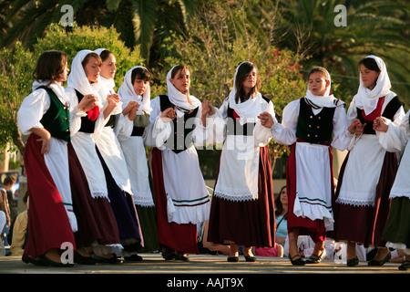 GRIECHENLAND IONISCHE CEPHALLONIA ARGOSTOLI PLATIA VALLIANOU SCHÜLER DURCHFÜHREN TRADITIONELLEN GRIECHISCHEN TANZ AM HAUPTPLATZ Stockfoto