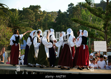 GRIECHENLAND IONISCHE CEPHALLONIA ARGOSTOLI PLATIA VALLIANOU SCHÜLER DURCHFÜHREN TRADITIONELLEN GRIECHISCHEN TANZ AM HAUPTPLATZ Stockfoto