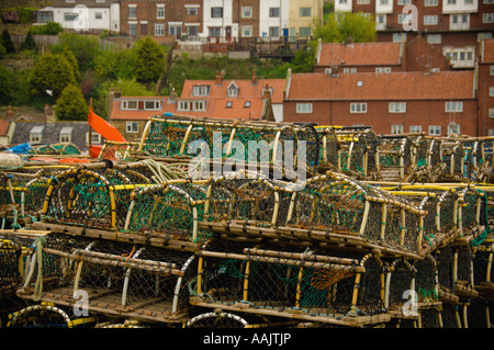 Gestapelte Hummertöpfe in Whitby Harbour. North Yorkshire, Großbritannien Stockfoto