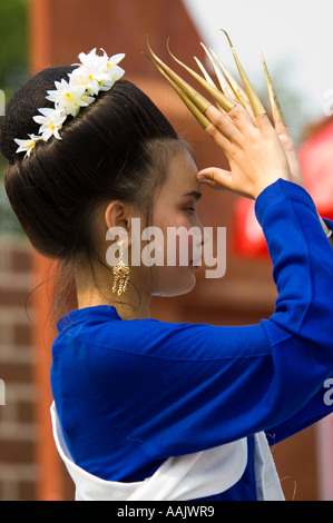 Eine Tänzerin führt die Fawn Thai Tanz in Chiang Mai im Rahmen der Schönheitswettbewerb Miss Songkran Stockfoto