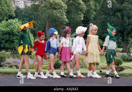 Kleine Kinder spielen folgen meine Führungskraft verkleidet. Stockfoto