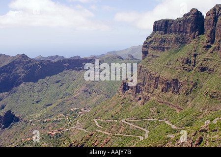 Switchback Straßen- und Bergen oberhalb von Santiago del Teide-Teneriffa-Kanarische Inseln-Spanien Stockfoto