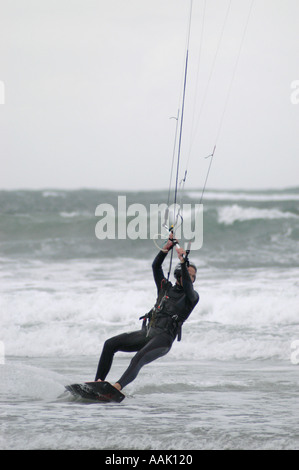 Kite-Surfen vor der Küste von Jersey Stockfoto