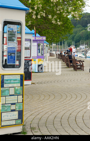 Kioske in Dartmouth Devon, UK Verkauf von Tickets für Bootsfahrten und Bootsfahrten auf dem Fluss Dart-UK Stockfoto