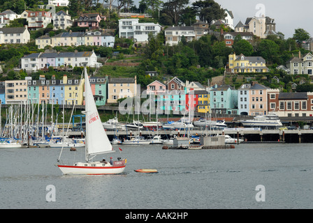Kingswear betrachtet über River Dart aus Dartmouth mit vielen bunten Häusern und Yacht im Vordergrund Stockfoto