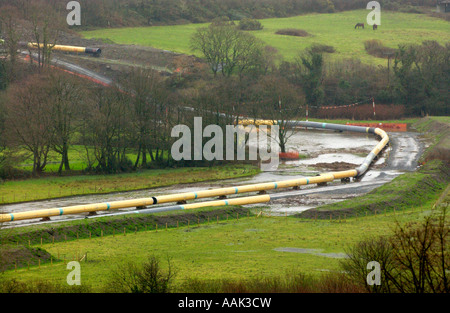 Verflüssigtes Erdgas LNG-Pipeline über Ackerland bei Trebanos in der Nähe von Neath South Wales UK Stockfoto