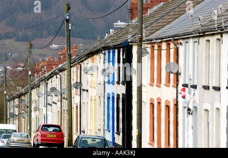 Traditionelle Reihenhaus wohnen auf Straße in Treorchy Rhondda Valley South Wales UK GB EU Stockfoto