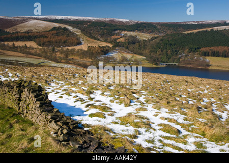 Blick hinunter auf Errwood Reservoir von Moorland im Goyt Tal im Peak District in Derbyshire Stockfoto