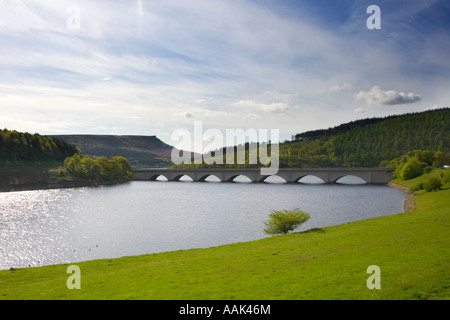 Ansicht der Ashopton Viadukt auf Ladybower Reservoior im Peak District Stockfoto