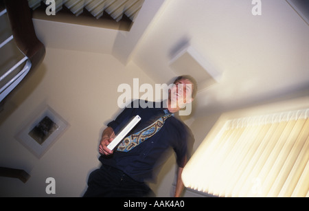Junger Mann im Büro Stockfoto