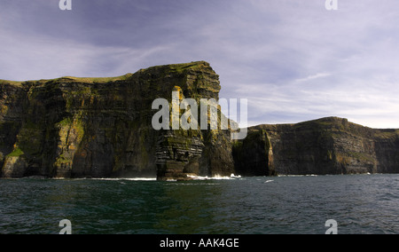 Cliffs of Moher Irland betrachtet aus dem Atlantik an der Westküste von Irland Stockfoto