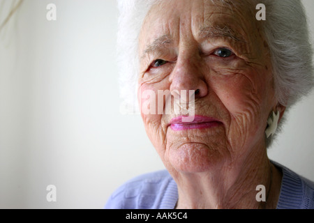 Senior Senioren ältere alte Person Reifen der 90er Jahre neunzig Frau Oma Großmutter Großeltern Nahaufnahme Gesicht glücklich Glück po Stockfoto