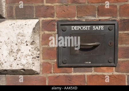 Legen Sie Ihr Geld in Ziegel und Mörtel eingebettet Bild von einem Safe trauerte er bank Wand Stockfoto