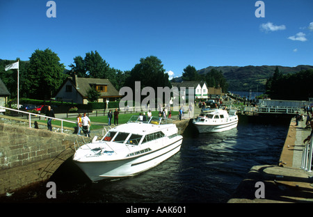 Sportboote, so dass die Schleusen in Fort Augustus auf ihrem Weg nach Süden Stockfoto