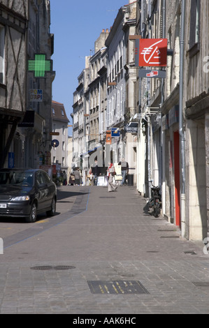 Eine typische Straße in Frankreich Poitiers die grüne Apotheke Anzeichen Überblick Stockfoto