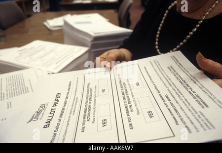 Eine Frau bereitet Stimmzettel für die Abstimmung über Arbeitskampfmaßnahmen von Mitgliedern der Gewerkschaft UNISON, London, UK. Stockfoto