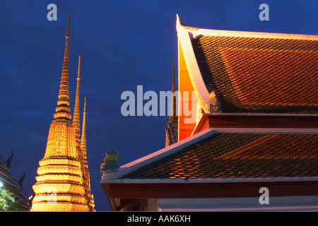 Beleuchtete Chedi im Wat Pho Stockfoto