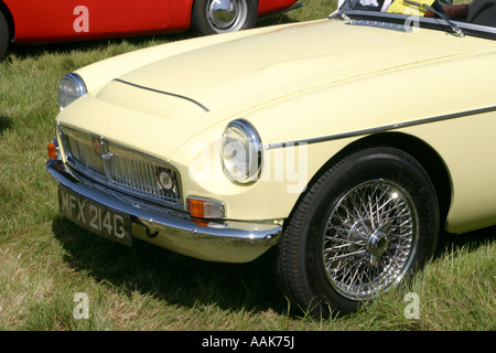 Die Nase und die Motorhaube eines Sportwagens MGB GT V8 Stockfoto