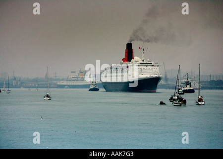 Queen Elizabeth Kreuzfahrtschiff Segel aus Southampton Docks Stockfoto