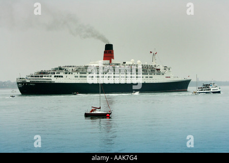 Queen Elizabeth Kreuzfahrtschiff Segel aus Southampton Docks Stockfoto