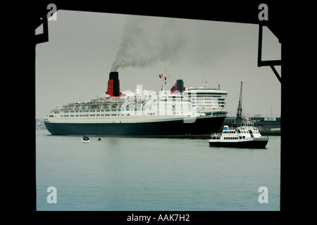 Qe2 übergibt qm2 an den Southampton Docks england Stockfoto