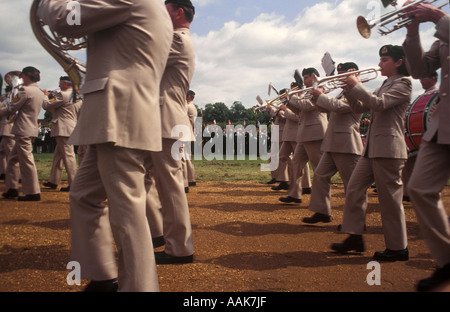 Militärische Blaskapelle spielt und marschiert vorbei an Veteranen der d-Day Invasion Europas durch die Alliierten. Stockfoto