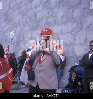 Ein Demonstrant gegen Gibraltar Teilen von Souveränität mit Spanien nimmt ein Foto von einer politischen Kundgebung, Gibraltar, 2002. Stockfoto