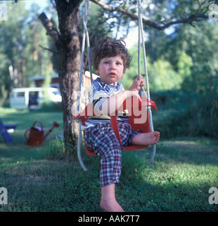 Ein zwei Jahre alter Junge mit Windpocken in einem Schwung, Schweden. Stockfoto