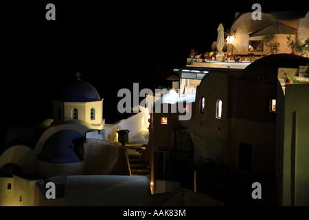 Die funkelnden Lichter auf Santorini in der Nacht Stockfoto