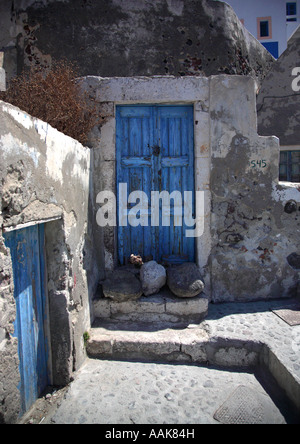 Zwei alte blaue Holztüren Santorini Griechenland Stockfoto