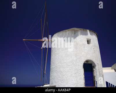 Weiß getünchte Windmühle in Santorini gegen ein strahlend blauer Himmel Stockfoto