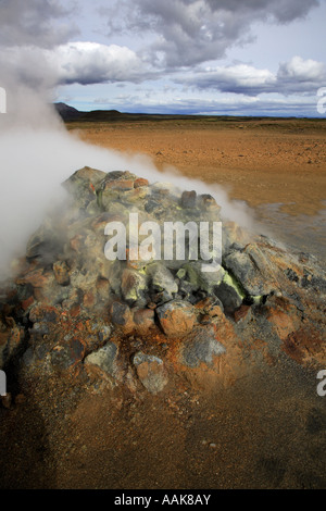 Dampfende Fumarole Namaskaro in Island Stockfoto