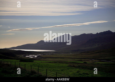 Fantastischen Sonnenaufgang über den Hügeln in Island Stockfoto