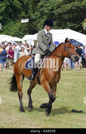 Junges Mädchen reiten bei einer ländlich geprägtes Land Gymkhana-show Stockfoto