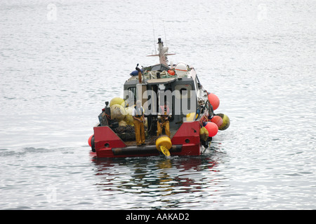 Ein kleines Arbeitsboot der Solidarität vor der Küste von Devon England Stockfoto