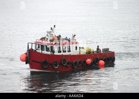 Schleppen Bojen die Solidarität vor der Küste von Devon England an Bord ein kleines Arbeitsboot Stockfoto