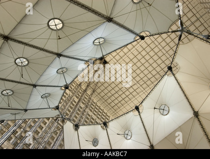 Grande Arche De La Defense Paris Frankreich Blick unter die Haube Stockfoto