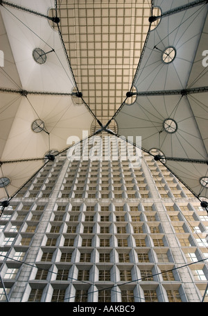 Grande Arche De La Defense Paris Frankreich Blick unter die Haube Stockfoto