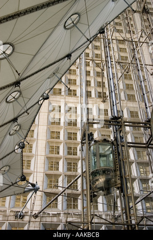 Grande Arche De La Defense Paris Frankreich Blick unter die Haube mit gläsernen Aufzug Stockfoto