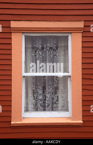 Fenster mit Spitzevorhang Stockfoto