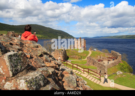 Touristen sehen Urquhart Castle neben Loch Ness, Schottland Stockfoto