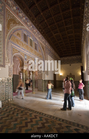 Touristen im Real Alcazar von Sevilla Andalusien Spanien Stockfoto