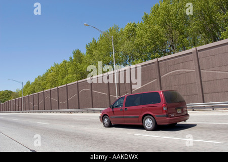 Autobahn-Schallmauer-Wand auf der Autobahn Stockfoto