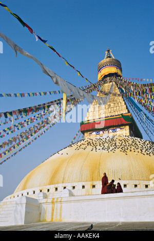 Novizen spielen auf der tibetisch-buddhistischen Stupa Bhouda bei Bodhnath Kathmandu-Nepal Stockfoto