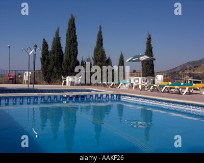 Schwimmbad, Duschen und Sonnenliegen, La Casa Pinta Herberge, in der Berg Dorf von Sedella, Axarquia Region, Andalusien, Spanien Stockfoto