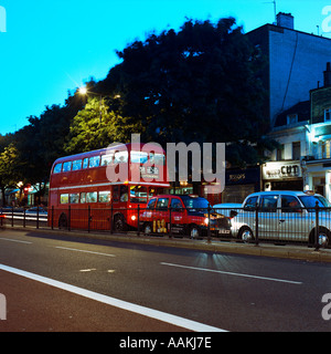 Abenddämmerung mit 38 Doppeldecker-Routemaster-Bus, Islington High Street, London N1, London 2004; inc. Geschäften, Taxi-Taxis, Passagieren, Bäumen Stockfoto